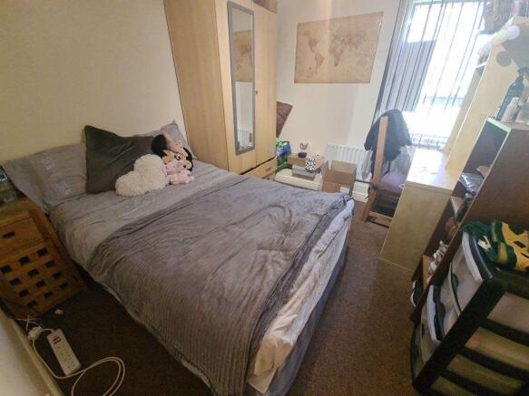 Cozy furnished double bedroom with a comfy doub...