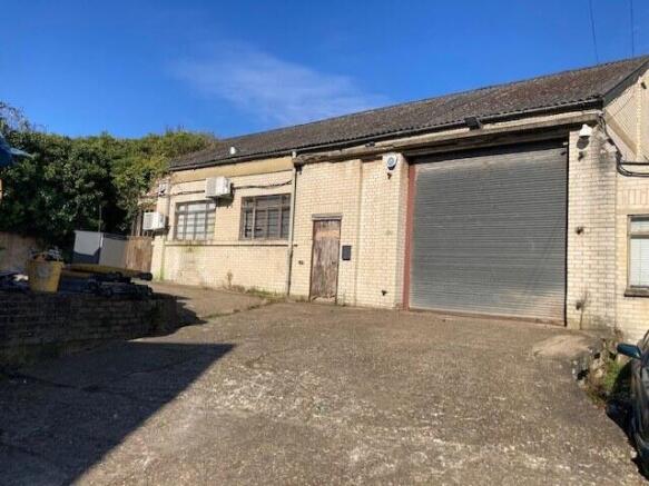 Spacious Commercial Unit in Swanley Village