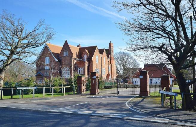 COMMUNAL GROUNDS