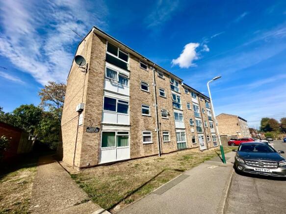 2-bed flat on Holdbrook Way, Romford, £250,000