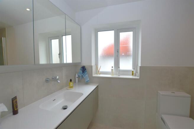 22 Strathearn Ave bathroom.JPG