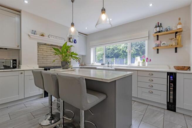 Impressive Kitchen/ Breakfast Room