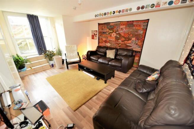 7 bed House to rent Image 12
