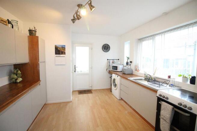 14 Pendle Cres-Kit1.JPG