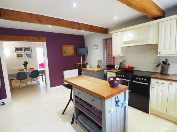Spacious Breakfast Kitchen Into Dining Room 098