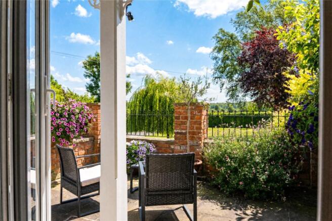 6 bed Detached for sale Image 5