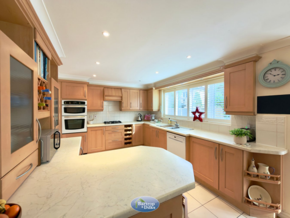 5 bed Detached for sale Image 10