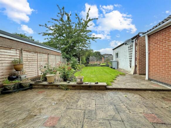 Well-Appointed Enclosed Garden 057