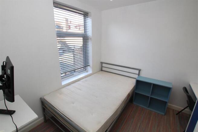 5 bed House to rent Image 5