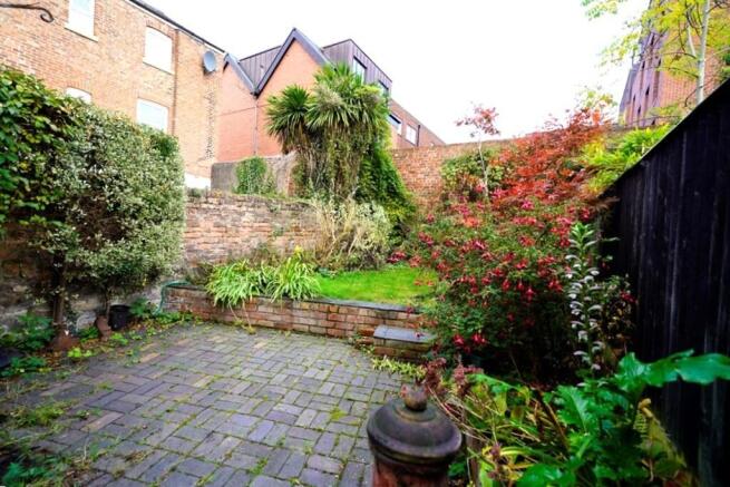 28 Lorne St Garde...