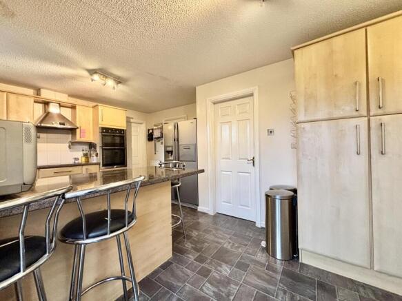 5 bed Detached for sale Image 4