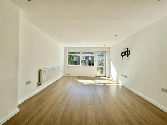 2 bed Terraced to rent Image 6