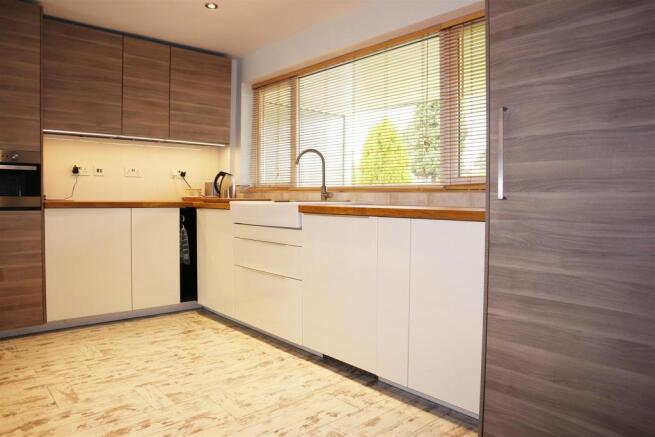KITCHEN / BREAKFAST 