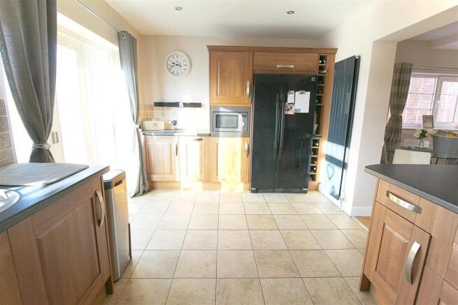 FITTED KITCHEN