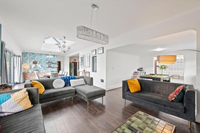 5 bed Detached for sale Image 11