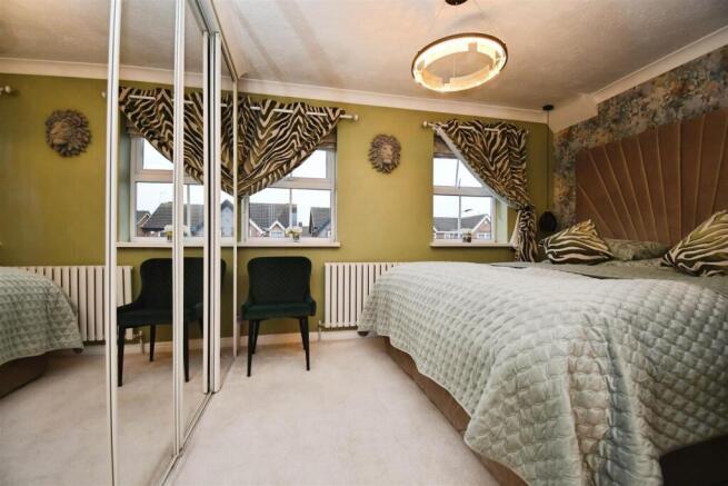 4 bed Detached for sale Image 11