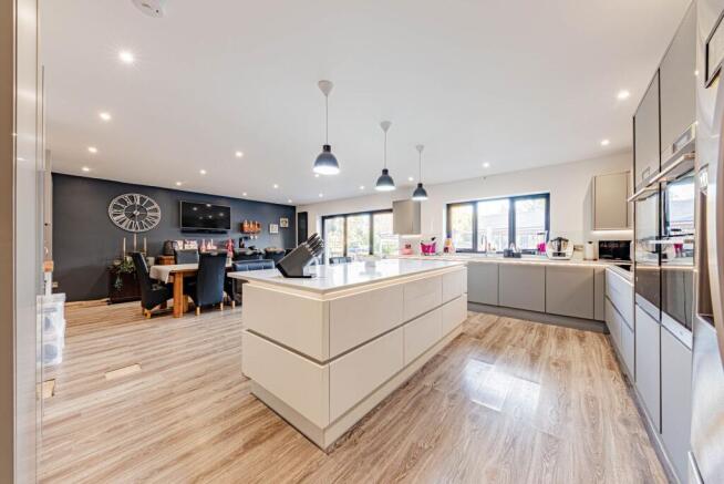 Kitchen/Dining Room (3)
