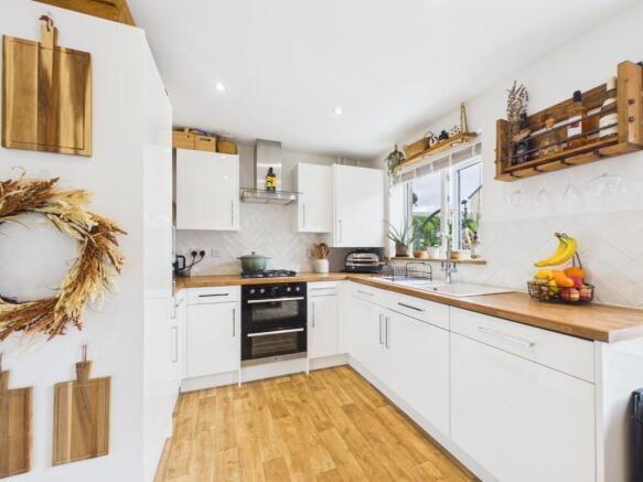 3 bed Semi-Detached for sale Image 6