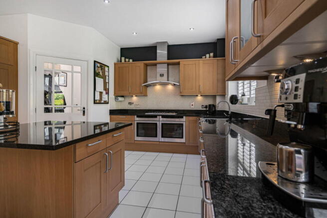 5 bed Detached for sale Image 7