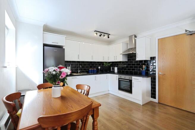 2 bed Apartment for sale Image 4