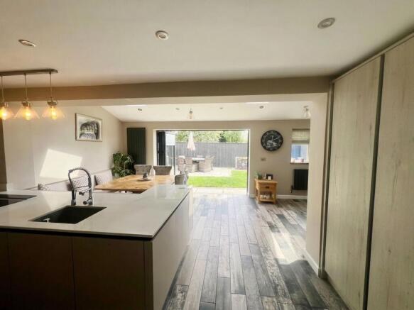 4 bed Semi-Detached for sale Image 10