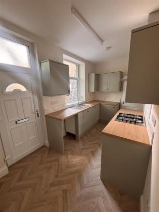 2 bed End of Terrace to rent Image 5
