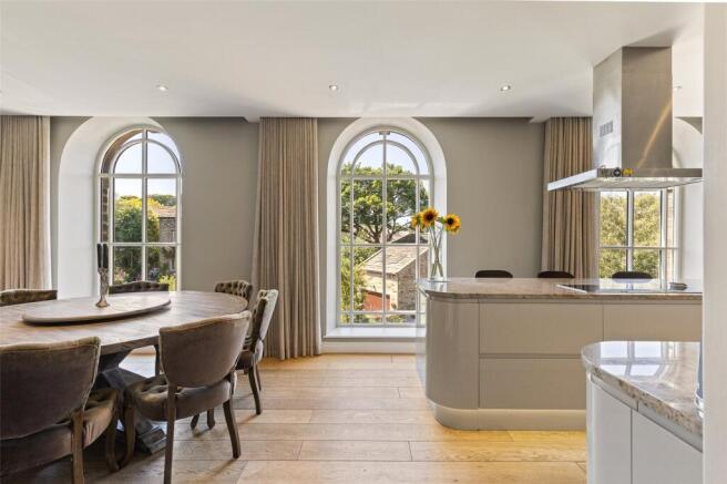 5 bed Detached for sale Image 4