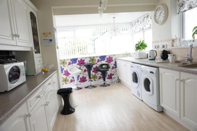 KITCHEN / BREAKFAST 