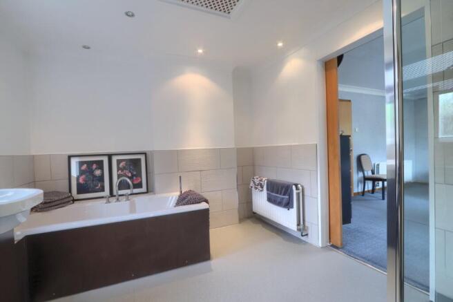 5 bed Detached for sale Image 9