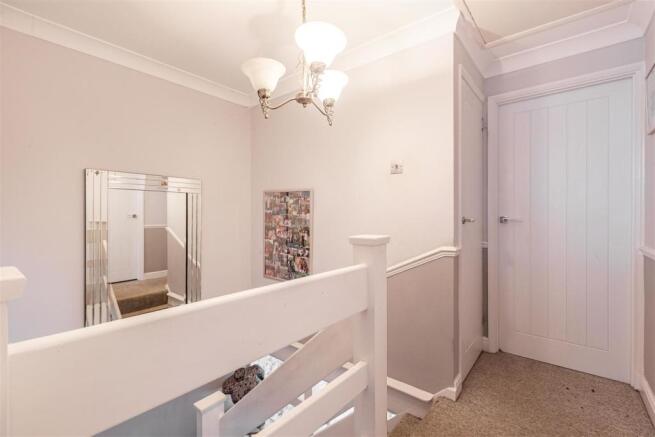 7 Pinewood Park, New Haw, KT15 3BS - 17.jpg