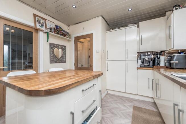 4 bed Detached for sale Image 10