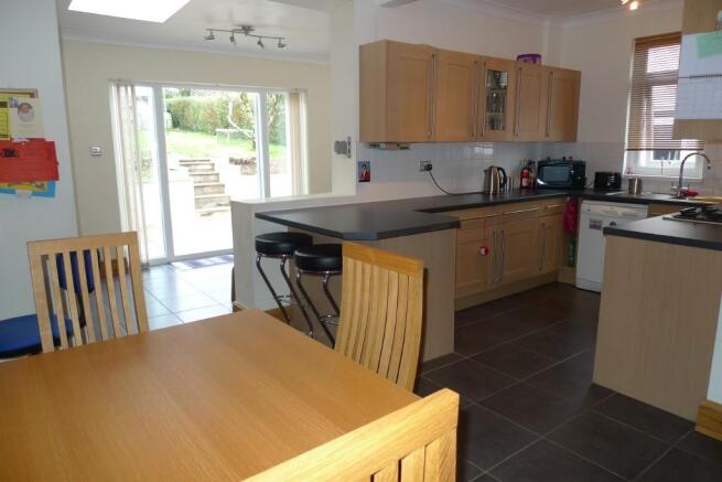 KITCHEN/BREAKFAST