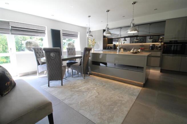 KITCHEN & DINING AREA