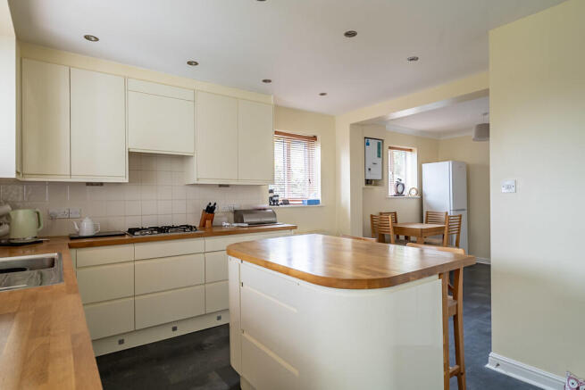 4 bed Detached for sale Image 9