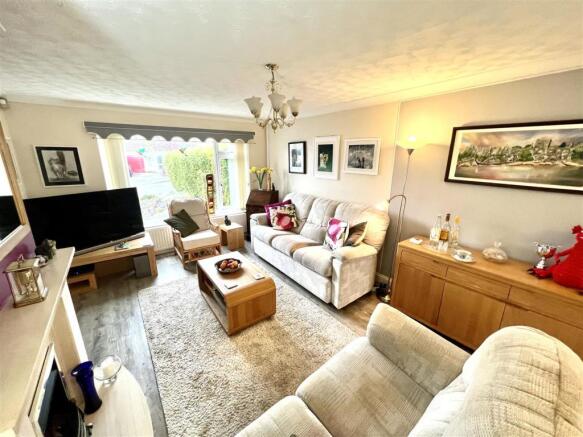 LIVING/DINING ROOM
