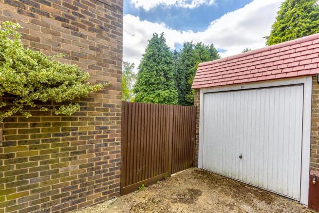 flat-courtlands-crescent-banstead-105.jpg