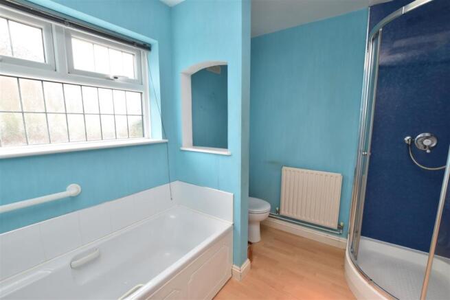 BATH/SHOWER ROOM/WC