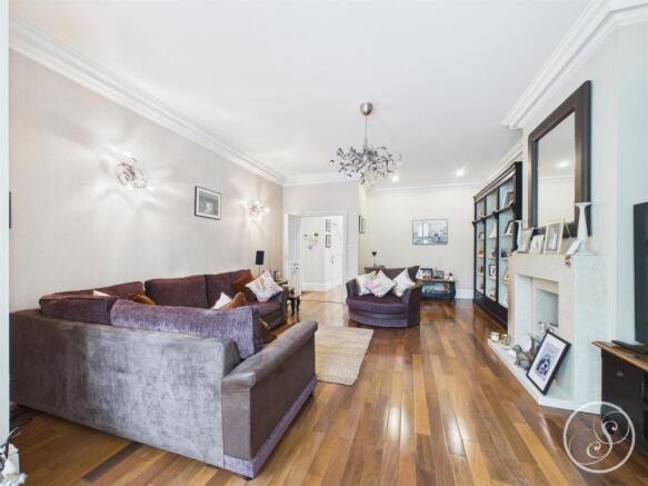 3 bed Apartment for sale Image 5
