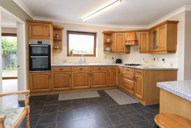 4 bed Detached for sale Image 4