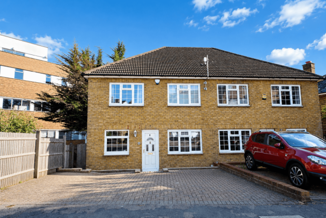 4 bed Semi Detached House To Rent