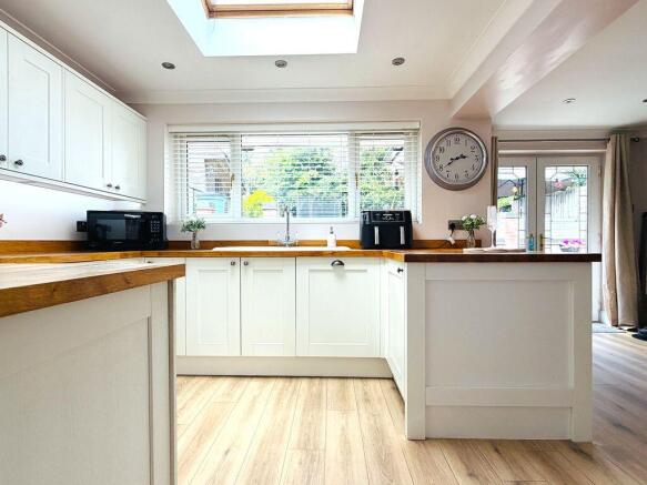 5 bed Semi-Detached for sale Image 6