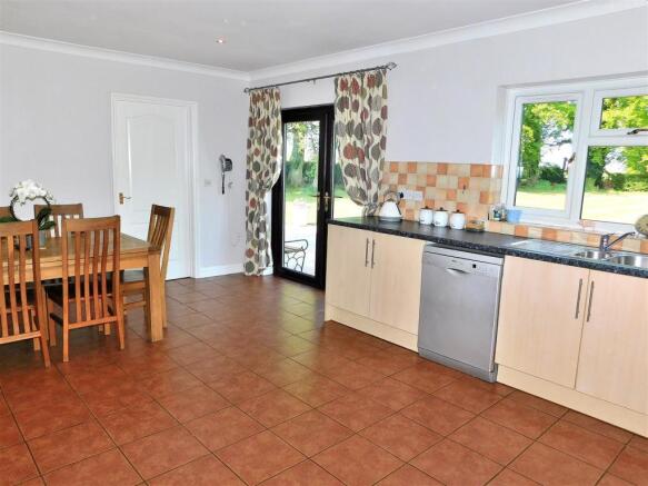 KITCHEN 3.JPG