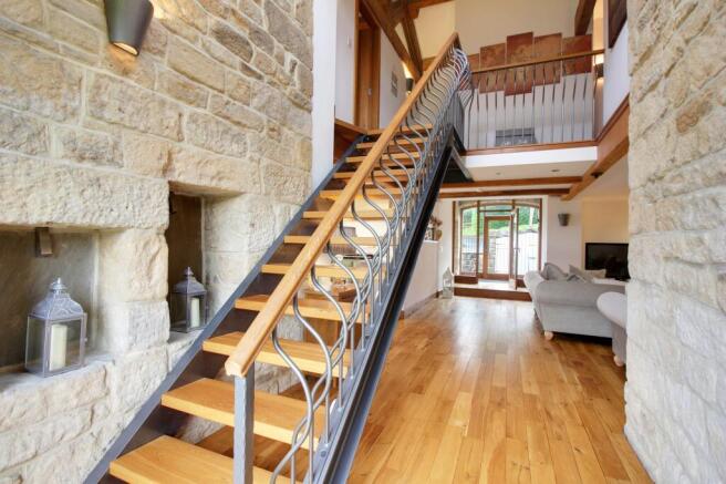 5 bed Detached for sale Image 8
