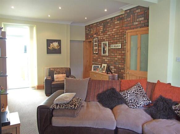 LOUNGE/DINER-PHOTO 1