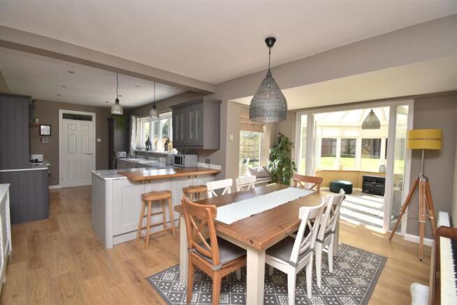Living Kitchen/Dining Room