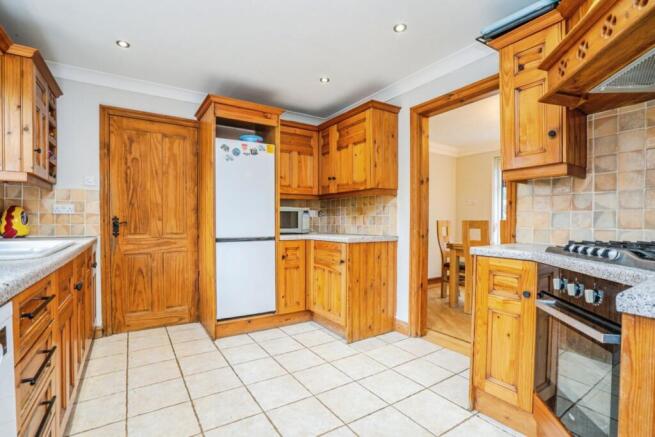 4 bed Detached for sale Image 8