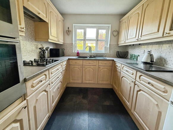 4 bed Detached for sale Image 10