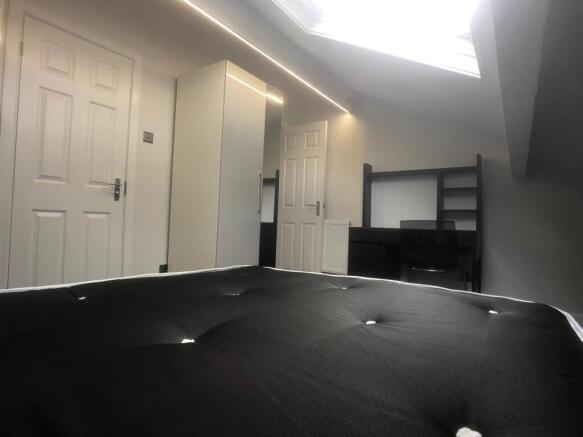 6 bed House to rent Image 6