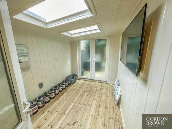Garden room / home office/ play room