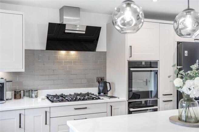 5 bed Detached for sale Image 9